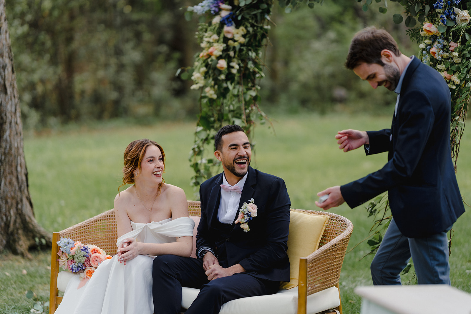 Les mariés passent un bon moment et rigolent après un tour de magie